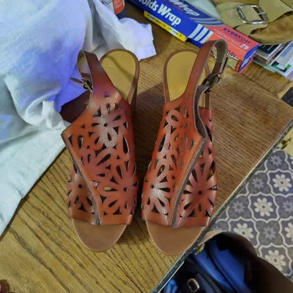 Nine West laser cut platform sandal - Picture 2 of 3